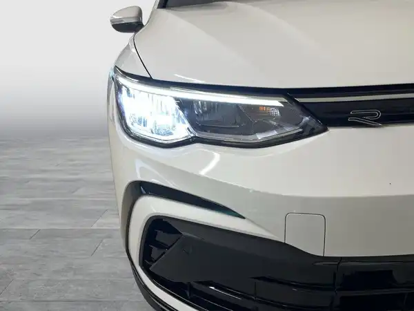 Das Bild zeigt die Frontansicht eines weißen Volkswagen Golf.