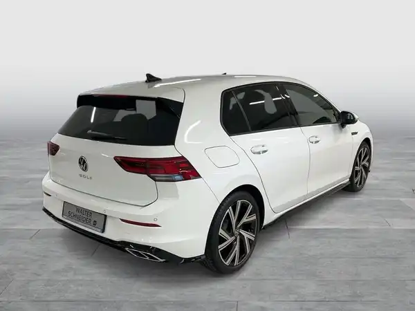 Das Bild zeigt einen weißen VW Golf aus der Rückansicht.