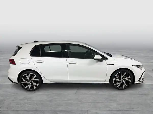 Das Bild zeigt einen weißen VW Golf von der Seite.
