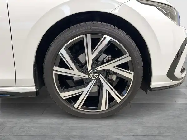 Das Bild zeigt eine seitliche Ansicht des Rades eines weißen VW Golf. Es handelt sich um ein Fahrzeugbild.