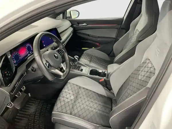 Innenaufnahme eines Fahrzeugs, grau und schwarzes Interieur mit gestepptem Muster.