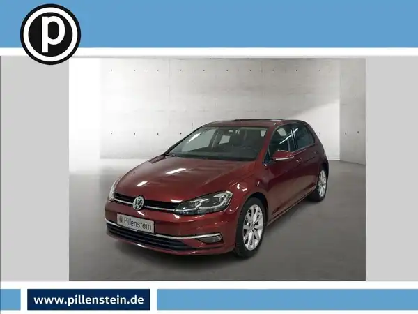 Dies ist ein Bild eines roten VW Golf, aufgenommen von vorne. Es enthält das Händlerlogo.