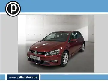 Dies ist ein Bild eines roten VW Golf, aufgenommen von vorne. Es enthält das Händlerlogo.