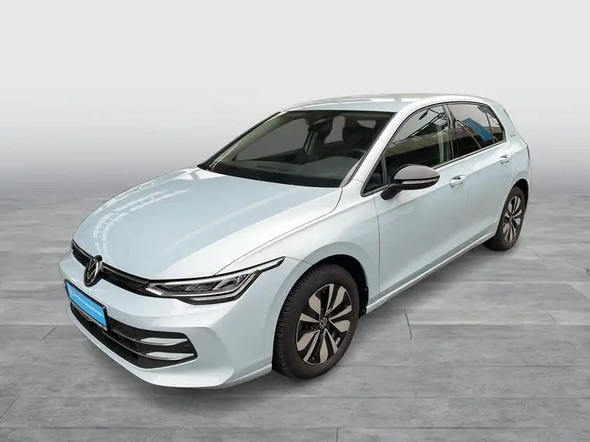 Das Bild zeigt einen hellblauen VW Golf von der Seite.