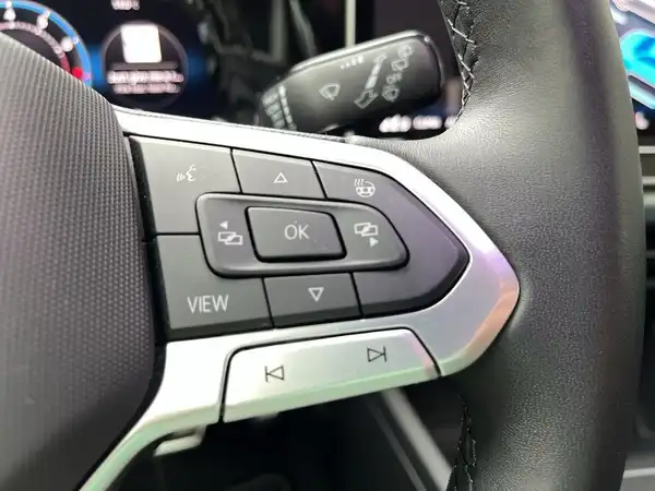 Das Bild zeigt den Innenraum eines VW Golf Variant mit einem Fokus auf das Lenkrad und die Steuerelemente.