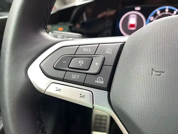 Das Bild zeigt eine Innenaufnahme des VW Golf Variant, speziell den Lenkradbereich. Die Interieurfarbe ist schwarz.