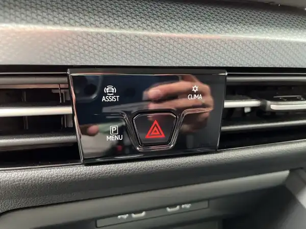 Das Bild zeigt eine Innenaufnahme des Fahrzeugs, insbesondere ein Bedienfeld im Cockpit, das schwarz ist.