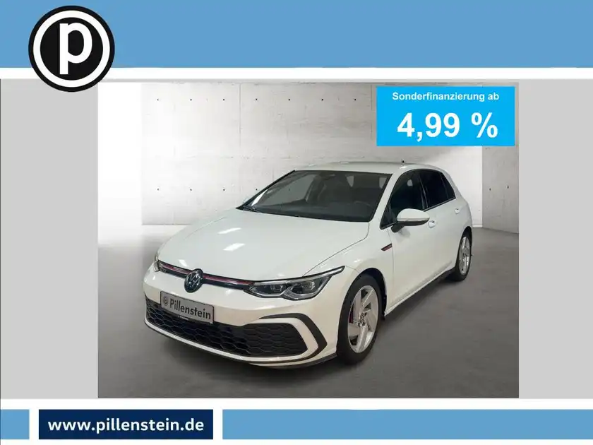 Das Bild zeigt einen weißen VW Golf GTI von vorne. Es enthält das Händlerlogo und markante Texteinblendungen zu Sonderfinanzierungsangeboten.
