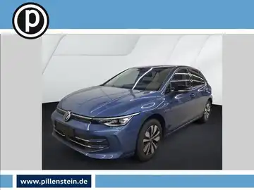 Das Bild zeigt einen blauen VW Golf, aufgenommen von der Seite mit einem Händlersymbol in der oberen Ecke und weiteren Texteinblendungen.