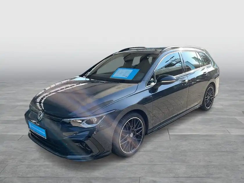 Das Bild zeigt einen schwarzen VW Golf Variant von der Seite. Es enthält markante Texteinblendungen.