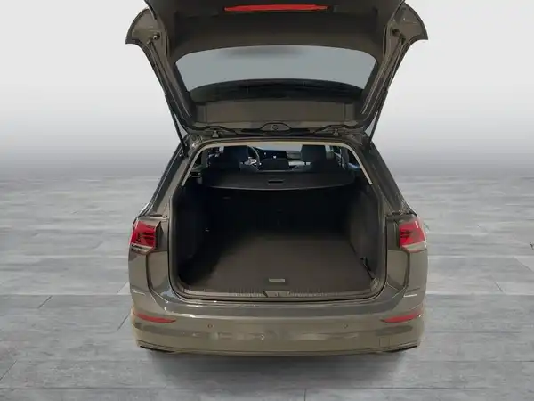 Das Bild zeigt den Kofferraum eines VW Golf Variant von hinten mit geöffnetem Heck.