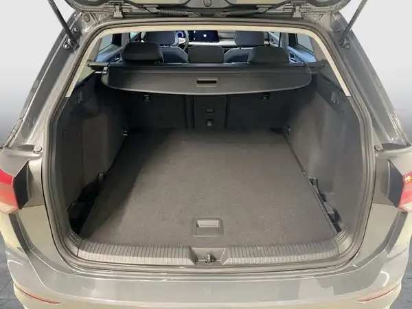 Das Bild zeigt den Innenraum des Kofferraums eines grauen VW Golf Variant, aufgenommen von innen.