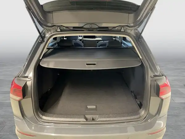 Das Bild zeigt den Kofferraum eines VW GOLF VARIANT von hinten, in grauer Farbe.
