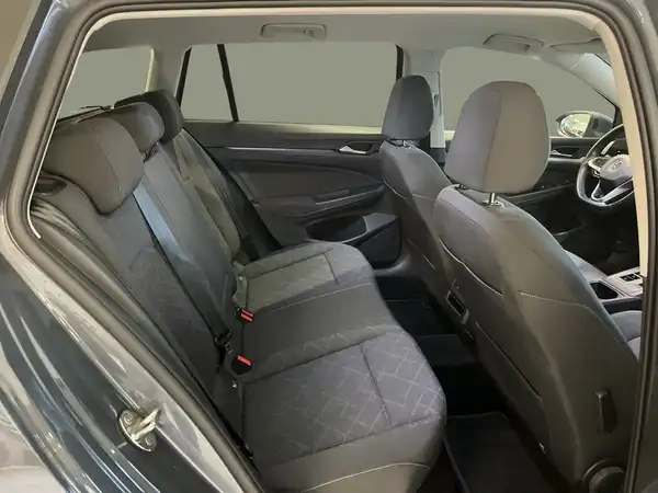 Das Bild zeigt den Innenraum eines VW GOLF VARIANT mit schwarzem Interieur, aufgenommen aus der Rückansicht.