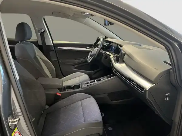 Das Bild zeigt das Innere eines VW Golf Variant in schwarzer Farbe. Es sind die Sitze und das Armaturenbrett sichtbar.