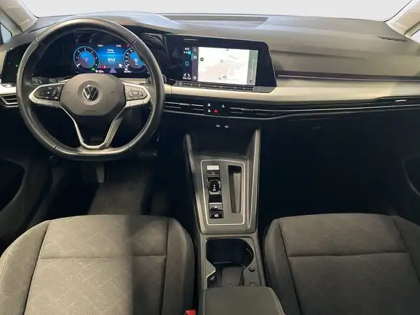 Das Bild zeigt das Innere eines VW Golf Variant. Das Interieur ist schwarz und zeigt das Dashboard, das Lenkrad sowie die Sitze.