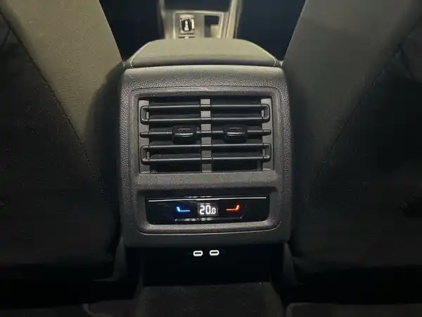 Das Bild zeigt die Innenansicht eines VW GOLF VARIANT mit einer Klimaanlage oder Lüftungsanschluss im Hintergrund, die in schwarz gehalten ist.