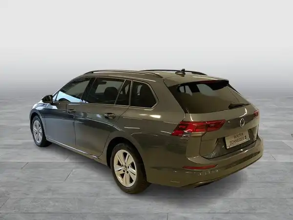 Das Bild zeigt einen VW Golf Variant in grau von hinten aufgenommen.