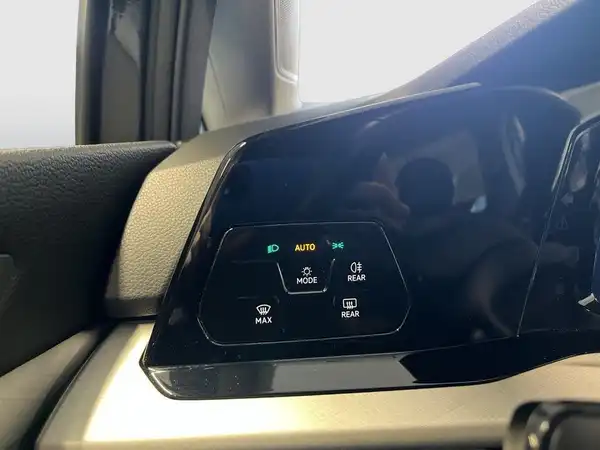Innenaufnahme des Fahrzeugs, mit Bedienelementen und schwarzem Interieur.