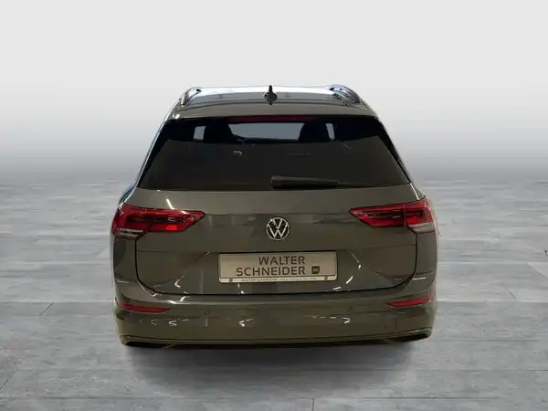 Das Bild zeigt die Rückansicht eines grauen VW Golf Variant. Auf dem Kennzeichen steht der Händlername 'WALTER SCHNEIDER'. Es handelt sich um eine Fahrzeugaufnahme von hinten.