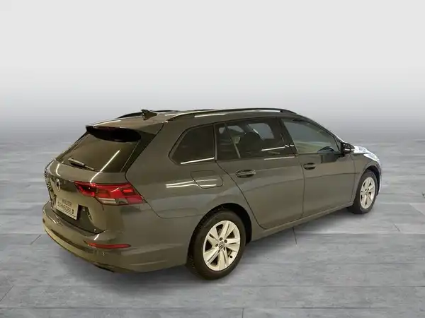 Das Bild zeigt einen grauen VW Golf Variant von hinten aufgenommen.