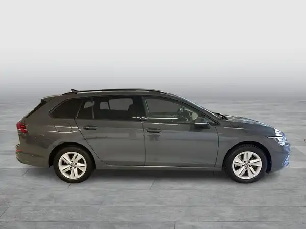 Das Bild zeigt einen grauen VW Golf Variant von der Seite.