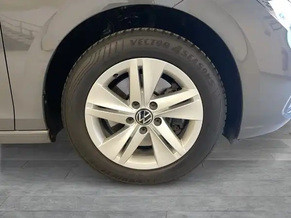Das Bild zeigt die Seite eines VW Golf Variant, insbesondere ein Rad und die Felge.