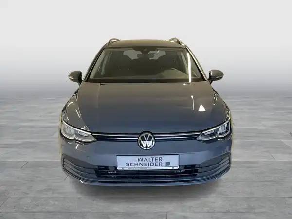 Das Bild zeigt einen grauen VW Golf Variant von vorne mit dem Händlerlogo "WALTER SCHNEIDER".