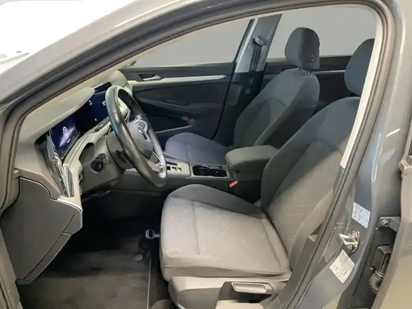 Das Bild zeigt das Innere eines VW Golf Variant mit grauen Stoffsitzen und einem modernen Armaturenbrett.
