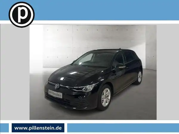 Das Bild zeigt einen schwarzen VW Golf aus der Frontalansicht. Im Bild ist ein Händlersymbol sichtbar.