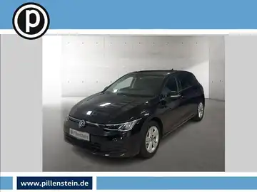 Das Bild zeigt einen schwarzen VW Golf aus der Frontalansicht. Im Bild ist ein Händlersymbol sichtbar.