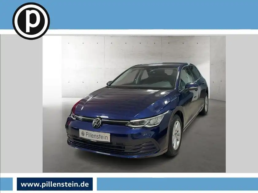 Das Bild zeigt einen blauen VW Golf von vorne. Es enthält das Händlerlogo von Pillenstein.