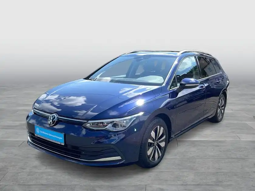 Das Bild zeigt einen blauen VW Golf Variant aus der Frontansicht.