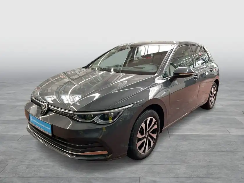 Das Bild zeigt einen grauen VW Golf von der Seite.