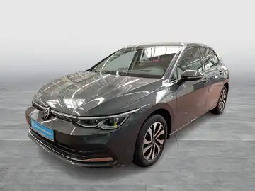 Das Bild zeigt einen grauen VW Golf von der Seite.