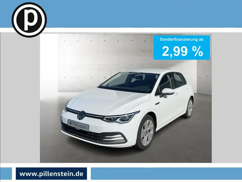 Das Bild zeigt einen weißen VW Golf aus der Frontalansicht mit einer Anzeige für spezielle Finanzierungsbedingungen.