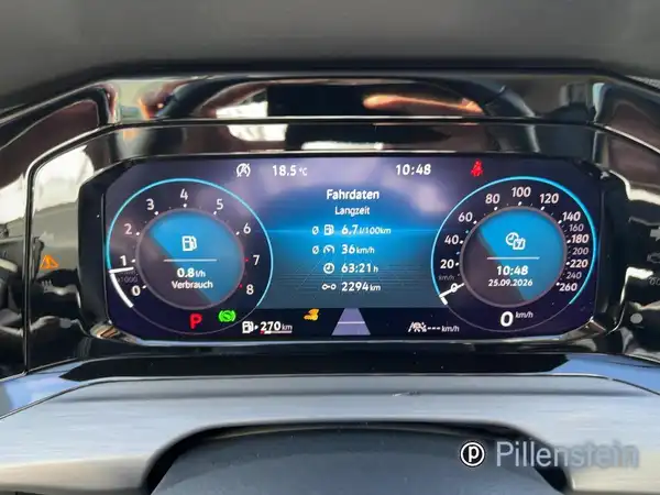 Das Bild zeigt das Innenraumdisplay eines VW Golf mit Fahrdaten, unter anderem Geschwindigkeit, Reichweite und mehr. Es handelt sich um eine Innenaufnahme des Fahrzeugs in schwarzem Interieur, mit einem Händlerlogo. Der Screenshot zeigt auch einige markante Texteinblendungen.