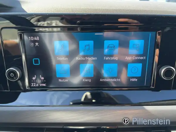 Screenshot des Infotainment-Systems eines VW Golf, schwarz, mit händlerlogo und markanten Texteinblendungen.