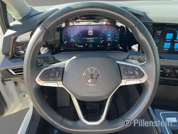 Innenaufnahme des Fahrzeugs, ein VW Golf mit schwarzem Interieur, Händlerinformationen sind eingeblendet.