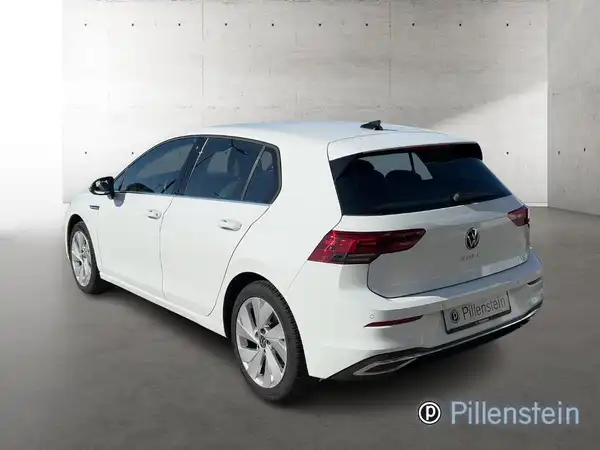 Das Bild zeigt einen weißen VW Golf von der Seite. Es ist ein Fahrzeugbild, und das Händlerlogo von Pillenstein ist eingeblendet.
