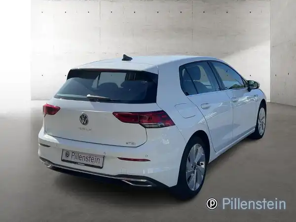 Das Bild zeigt einen weißen VW Golf von hinten.