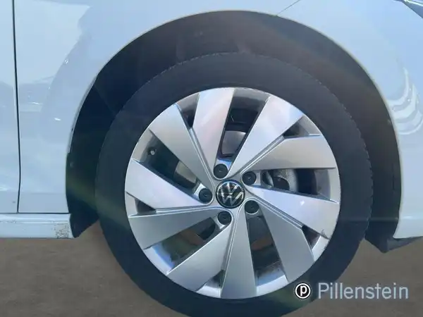 Das Bild zeigt das Rad eines weißen VW Golf von der Seite. Das Händlerlogo ist eingeblendet und es gibt markante Texteinblendungen.