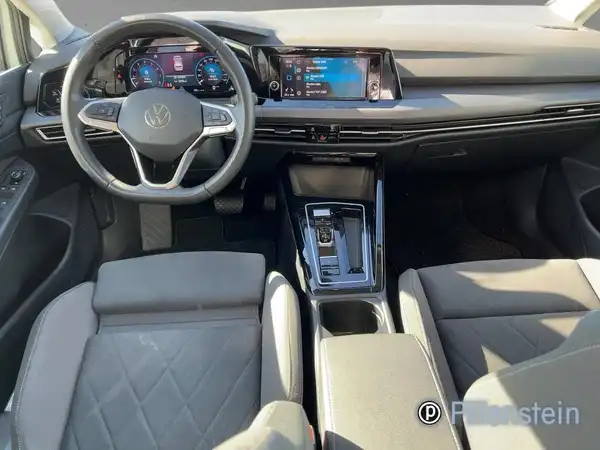 Das Bild zeigt das Innere eines VW Golf. Das Interieur ist in schwarz gehalten.