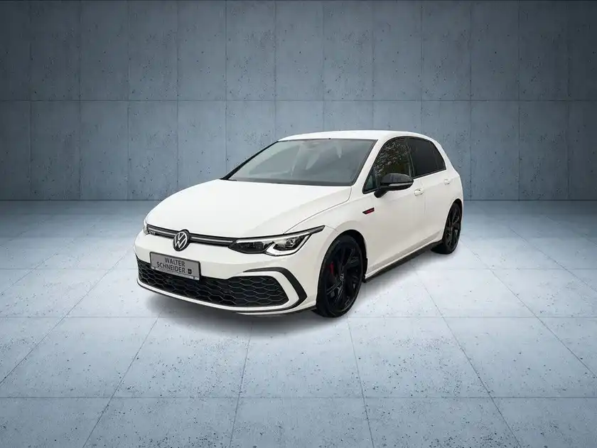 Das Bild zeigt einen weißen VW Golf GTI aus der Frontansicht. Das Händlerlogo von Walter Schneider ist im Bild sichtbar.
