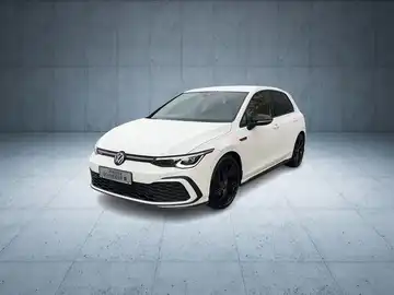 Das Bild zeigt einen weißen VW Golf GTI aus der Frontansicht. Das Händlerlogo von Walter Schneider ist im Bild sichtbar.