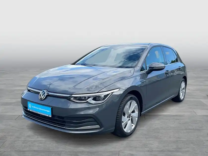Das Bild zeigt einen grauen Volkswagen Golf von der Vorderansicht.