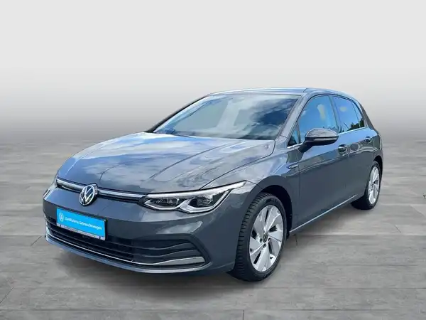 Das Bild zeigt einen grauen Volkswagen Golf von der Vorderansicht.