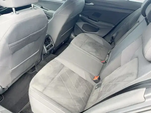 Das Bild zeigt die Rückbank eines Fahrzeugs, mit grauem Interieur.