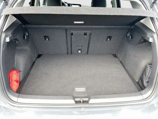 Das Bild zeigt den Kofferraum eines VW GOLF aus einer Innenaufnahme, in schwarz.