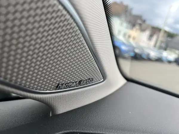 Eine Innenaufnahme des Fahrzeugs, die die Akustikkomponenten des Harman Kardon Audiosystems zeigt.